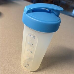 NEW Tupperware Quick Shake 20 oz Shaker Blender Bottle